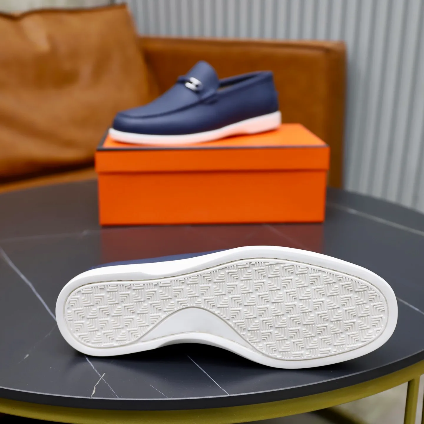 Ex-factory price: 560💰Hermès/Hermès slip-on men's shoes. This shoe is made of imported pebbled cowhide. It has simple and smooth lines and is combined with aerodynamically designed 3CM rubber foam ultra-light soles! Youthful and fashionable, classic H-shaped hardware buckle decoration, calf lining gently wraps the feet, with logo cowhide feet, casual and urban style, highlighting youthful vitality, sports and leisure version, super versatile, code number: 38-39-40-41-42-43-44 standard leather shoe size (45 can be customized but does not support returns)